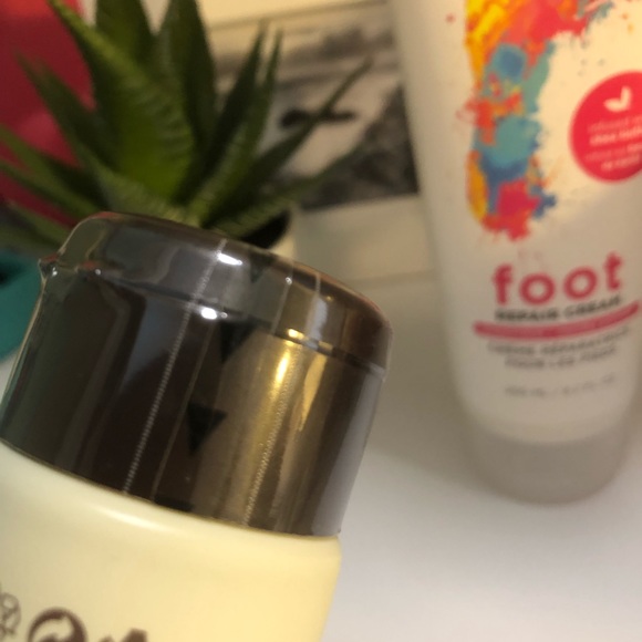 Bundle of Ahava Mineral Hand Cream & All About Feet Foot Repair - Great Gift! - Picture 2 of 3